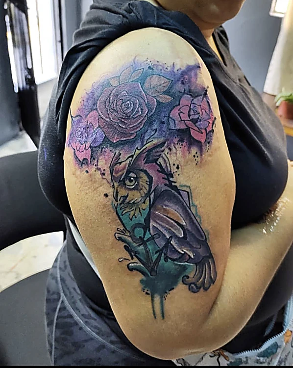 Búho con rosas en acuarela morada y verde, en el brazo