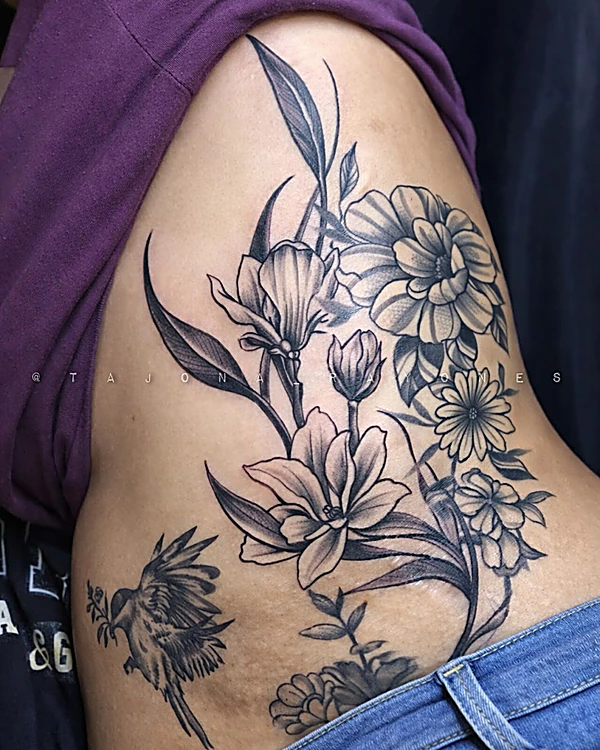 Ramo de flores en línea fina negra sobre el costado