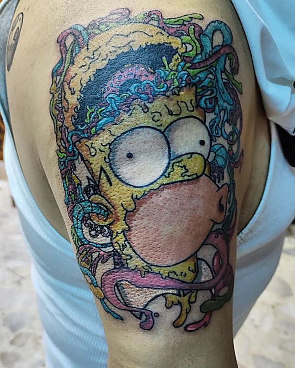 Homero Simpson psicodélico a todo color, en el hombro