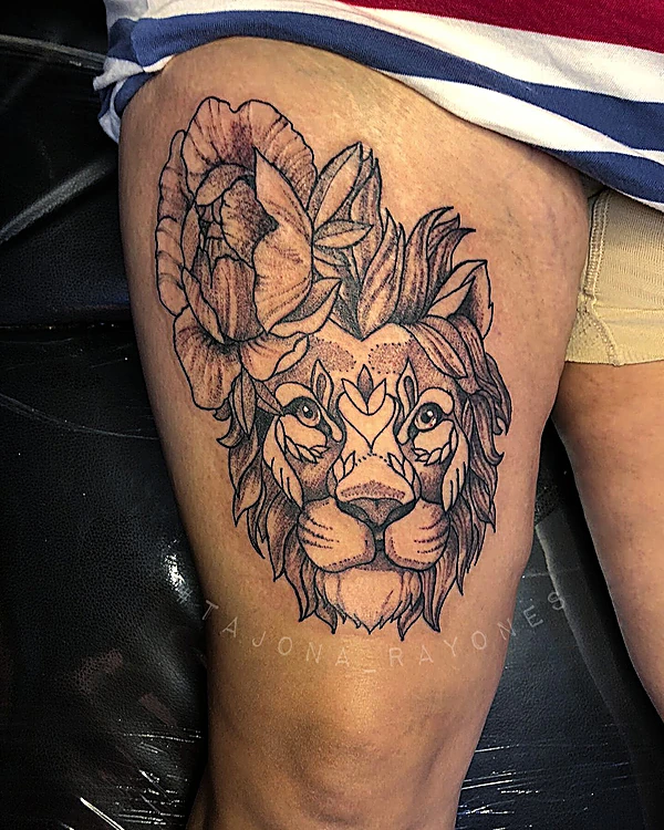 León con peonía en línea y sombra, tatuado en el muslo