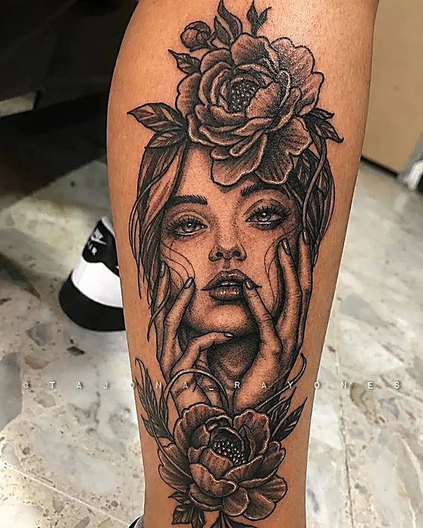 Retrato de mujer con rosas en negro y gris, en la pantorrilla